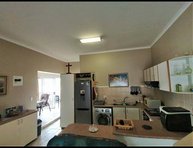 2 BEDROOM TOWNHOUSE FOR SALE IN MARGATE BEACH